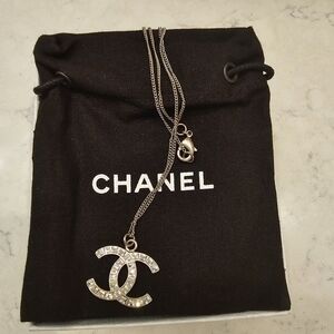A beautiful CHANEL silver and crystal necklace!